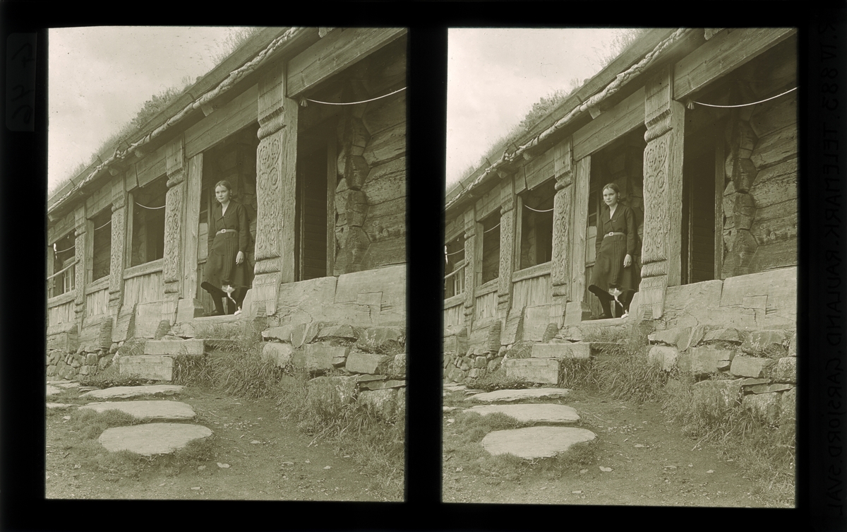 Ung kvinne under svalgang. Tilhører Arkitekt Hans Grendahls samling av stereobilder.