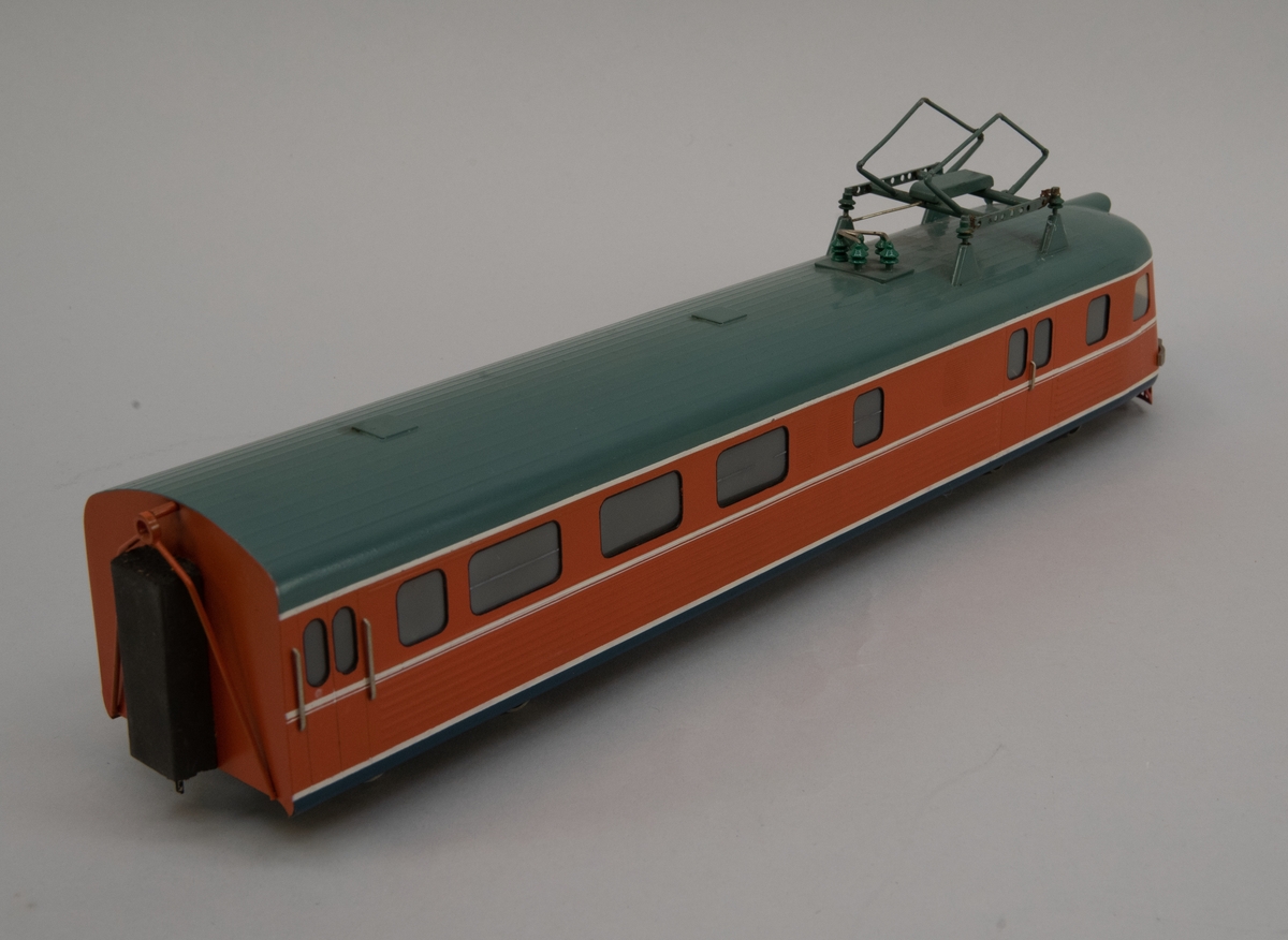 Modell i skala 1:50 av motorvagn Y0a2A, X9A, drivenhet.
Orange med grågrönt tak

Kallades i folkmun Paprikatåget.