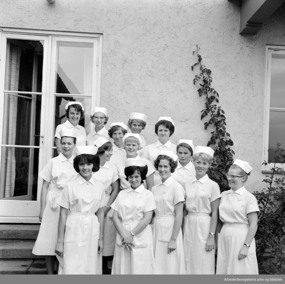 Uteksaminerte hjelpepleiere fra Aker Sykehus' hjelpepleierskole 1965. For navn, se artikkel i Arbeiderbladet 8. september 1965.