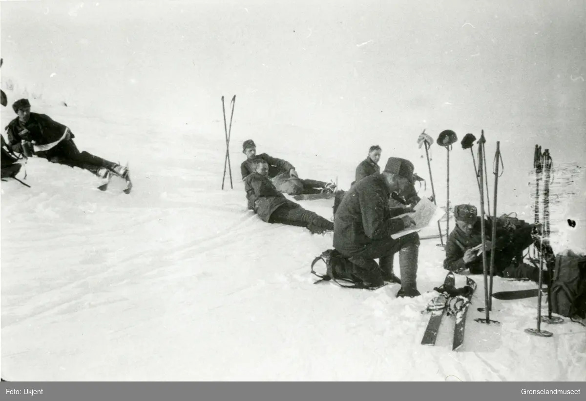 Øvelse, kaptein Brandt studerer kart. - Grenselandmuseet / DigitaltMuseum