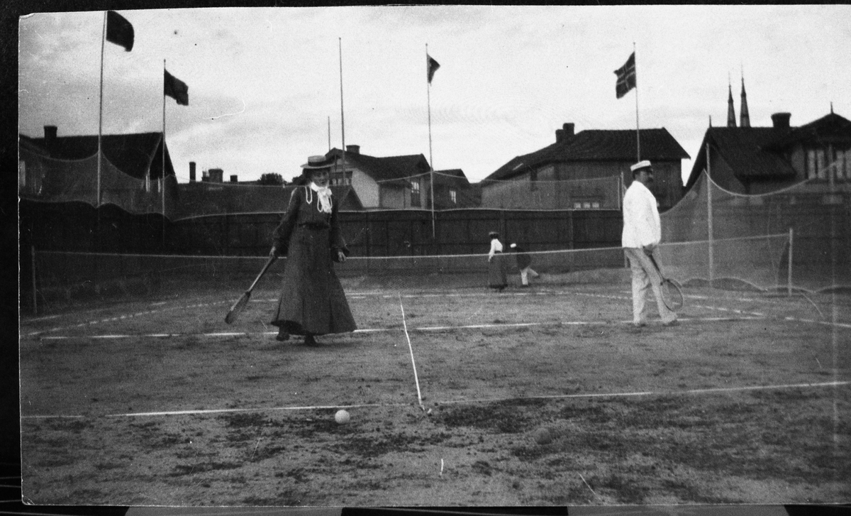 Tennis på Odds sportsplass, Skien. Fru Karen Aanesen spiller i forgrunnen.