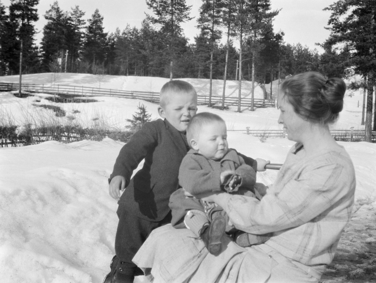 Ragnhild Skotte, f Stafsberg med to av barna utenfor Aashaug ...