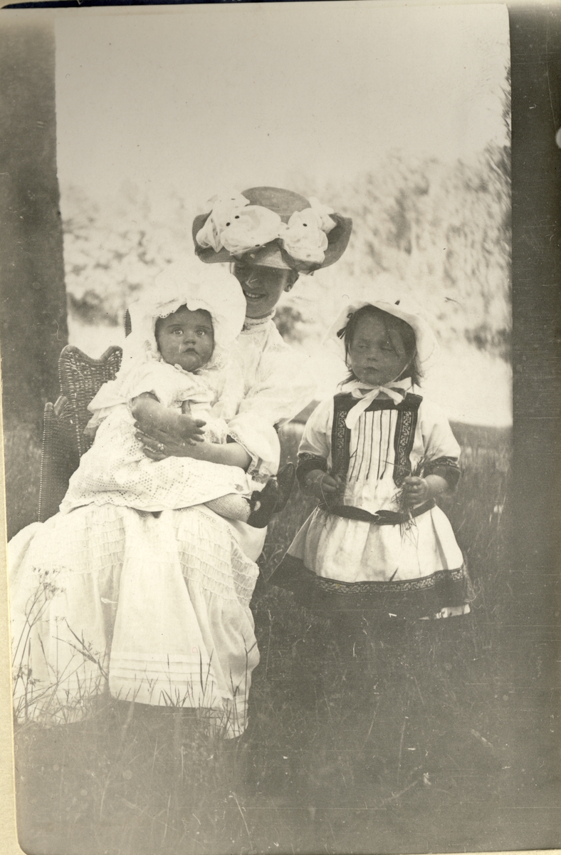 Nini Egeberg med døtrene Lucy og Mimi på verandaen til Bogstad gård. Fotografert i juli 1908.