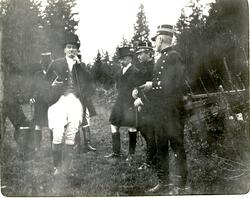 Seks menn tar en pause under jaktritt på Fritzøe i Larvik. F