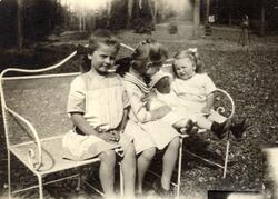 Søstrene Mimi, Lucy og Karen Egeberg, de to siste med dukke 