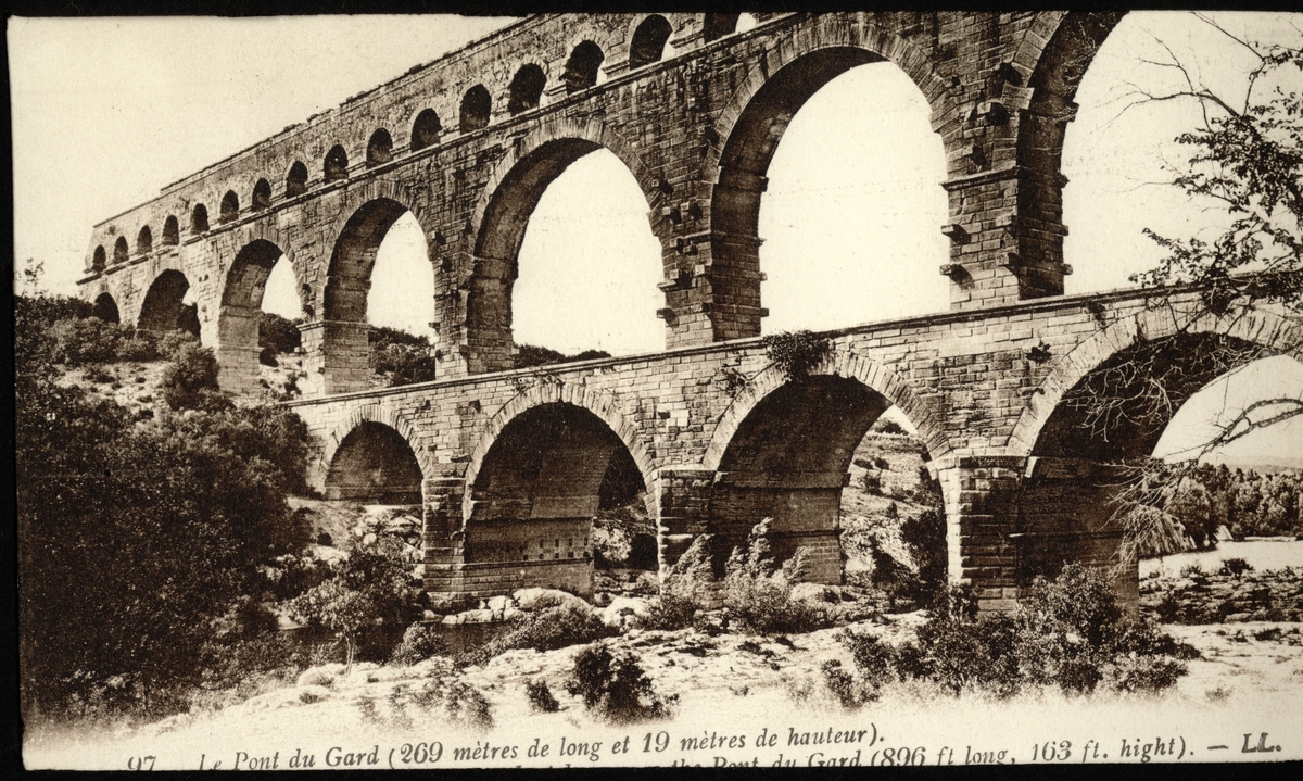 Postkort med motiv fra ruinene av den romerske viadukt og bro Pont du Gard i Vers-Pont-du-Gard, Frankrike. Kortet ble kjøpt i forbindelse med en reise i 1922.