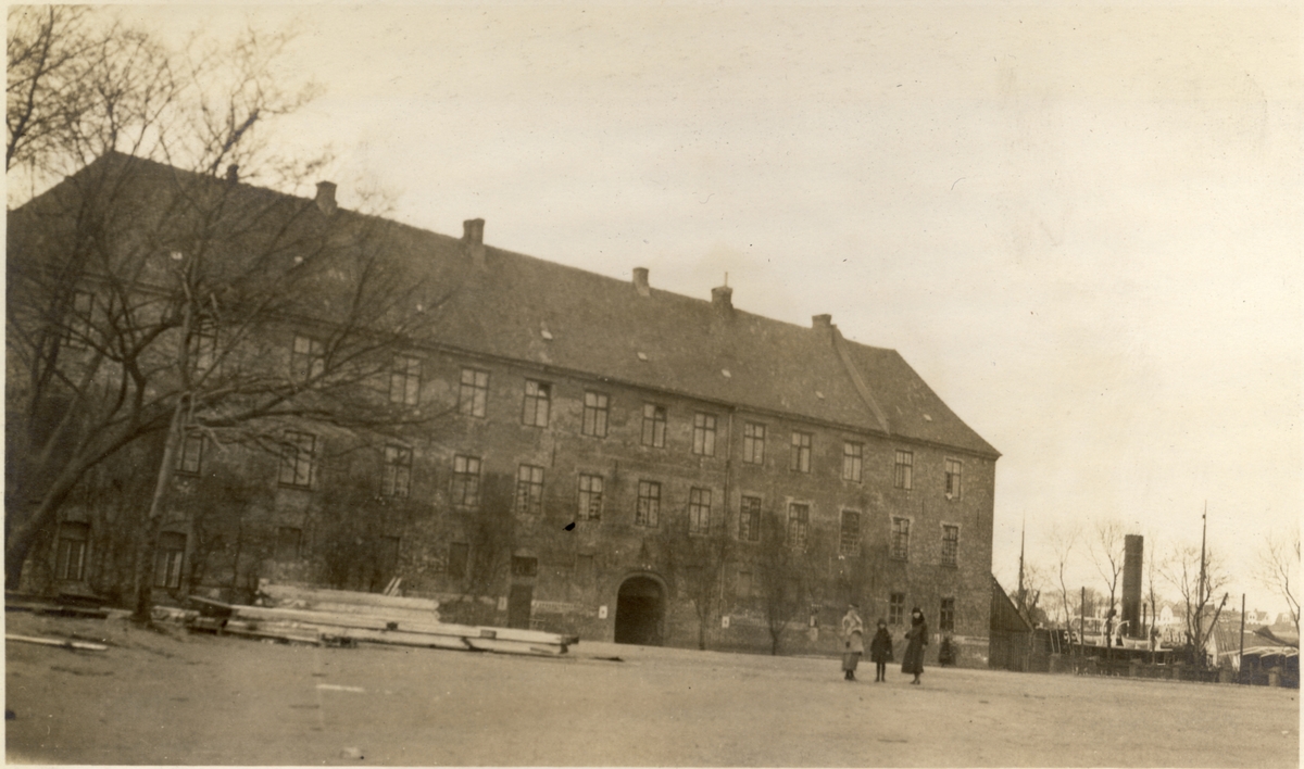 Sønderborg slot i Danmark. Slottet ble brukt som preussisk infanterikaserne i siste halvdel av 1800-tallet. Foran skimtes Nini Egeberg Karen Egeberg og ukjent kvinne. Fotografert 1922.