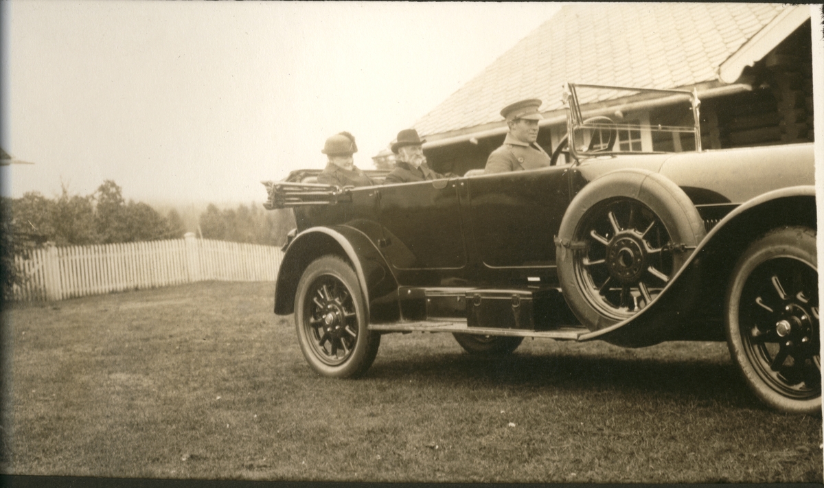 Ekteparet Evine og Anton Bjølseth i Westye Egebergs bil, med sjåføren Kristian Skuggen. Fotografert ved Egeberg-familiens jakthytte ved Malungen 1923.