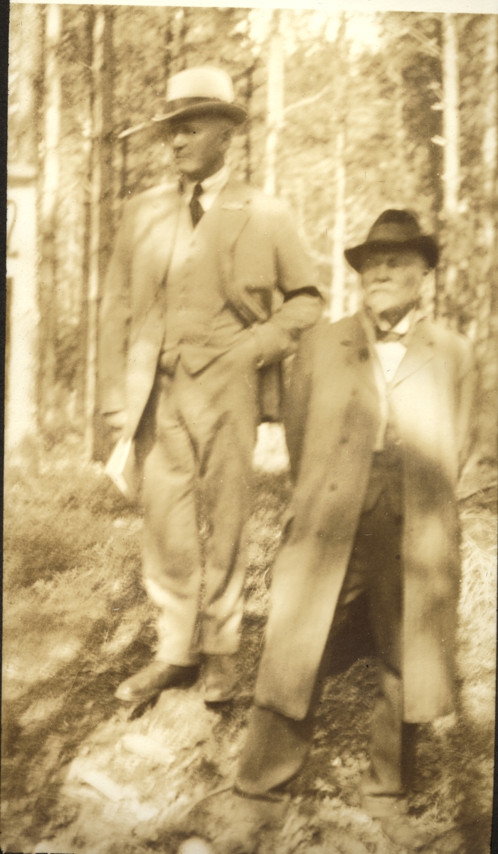Forstmester hos Treschow, Hans Haug, og forstmester i Larvik, Nils P. Aars, fotografert juni 1924 under Forstmandsforeningens utflukt til Fritzøe i Larvik.