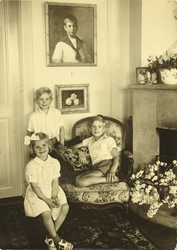 Julehilsen i form av postkort med portrett av tre barn, Gust