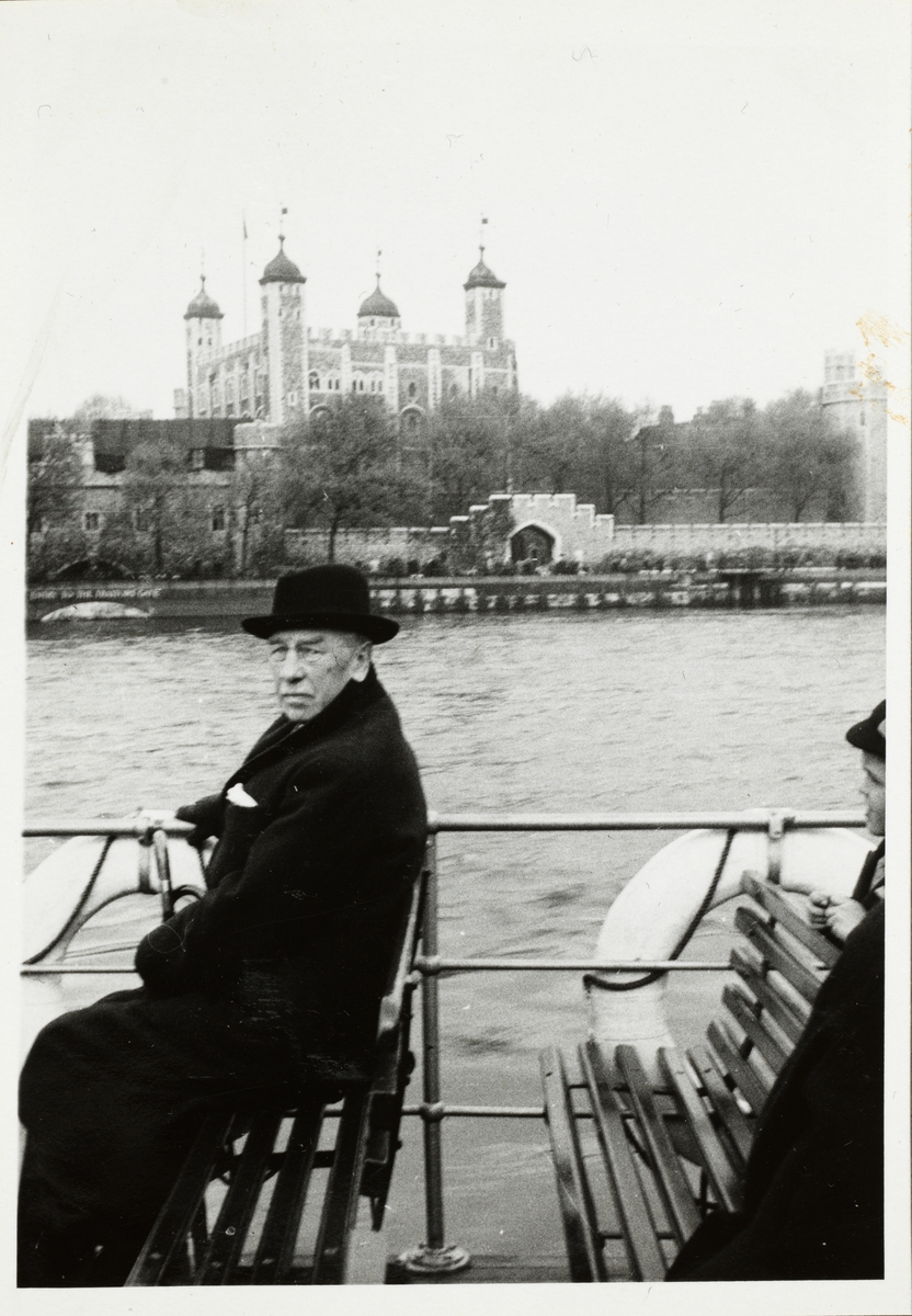 Westye Egeberg på båttur på Themsen i London. I bakgrunnen Tower of London. Fotografert i april 1949.