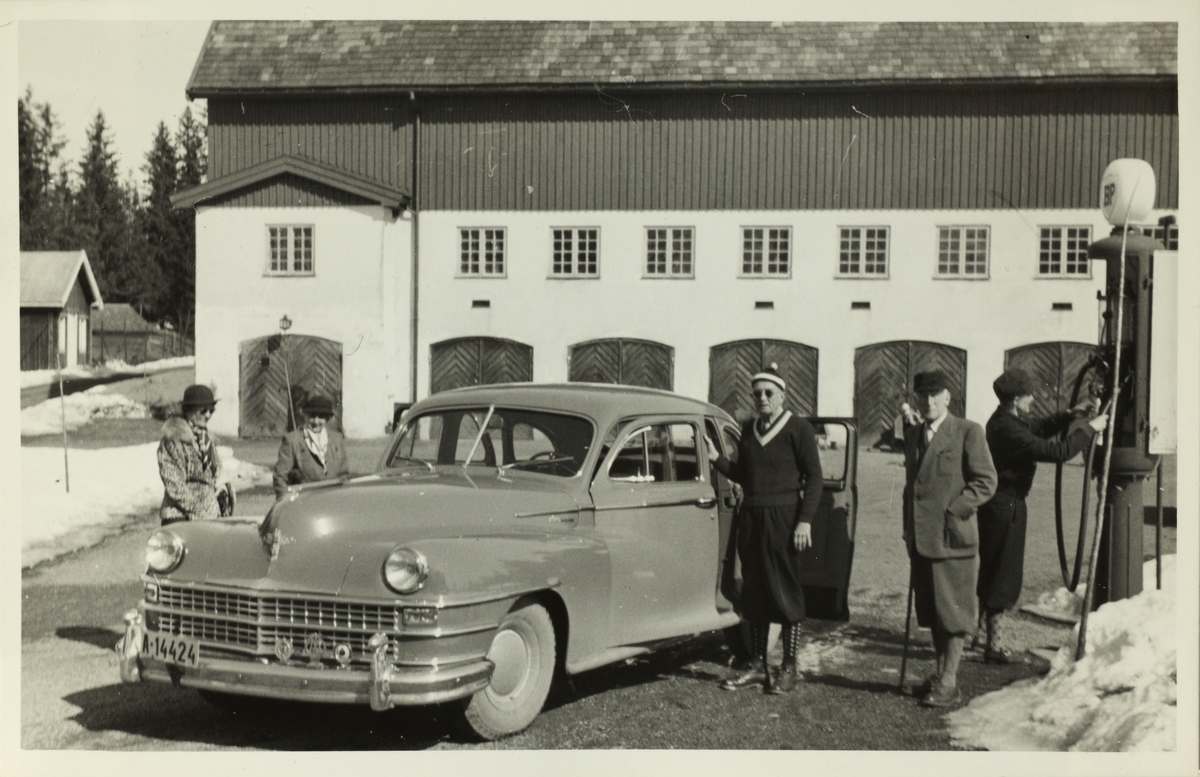 Gårdsplassen på Toresplassen, Sollihøgda, Buskerud. Bergliot Rustad, Benedicte Fearnley, Thomas Fearnley, Carl Rustad hentes av bil med sjåfør. Fotografert påsken 1952.