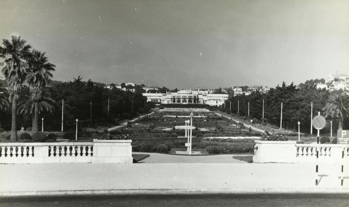 Parkannlegg i Estoril i Portugal. I bakgrunnen Casino do Estoril. Fotografert 1956.