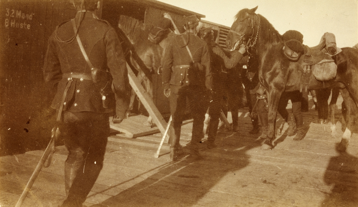 Kavaleri laster inn hester i tog på Levanger stasjon etter feltøvelse. Fotografert 1901.