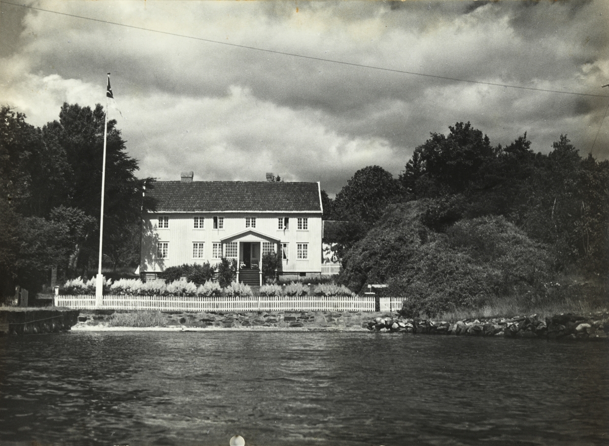 Landstedet Dannevigen i Homborsund, Grimstad, sett fra sjøen. Fotografert 1958 av arkitekt Georg Greve.
