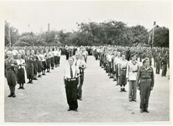 Parade av hjemmefrontstyrker på Rådhusplassen 17. mai 1945. 
