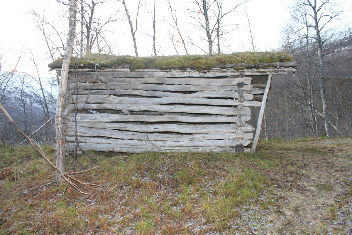 Høyløe i utmarka til Ytter-Bredek. Oppført i bjørk. 