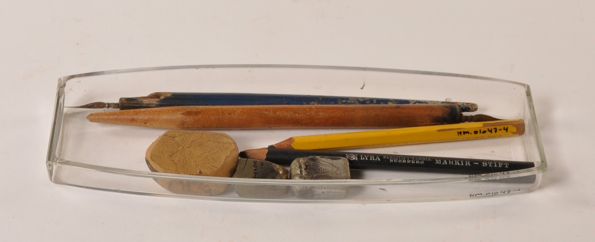 Penneskål i glass med 2 penneskaft med pennesplitt, 2 blyanter, 1 viskelær og 2 lakkseil. Tilhørt Oscar Borg