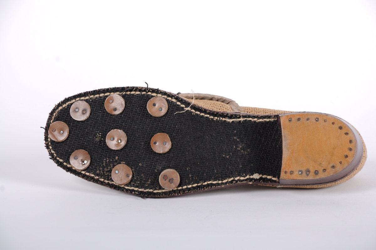 Beige sko med tekstilsåle og skobespar i skinn