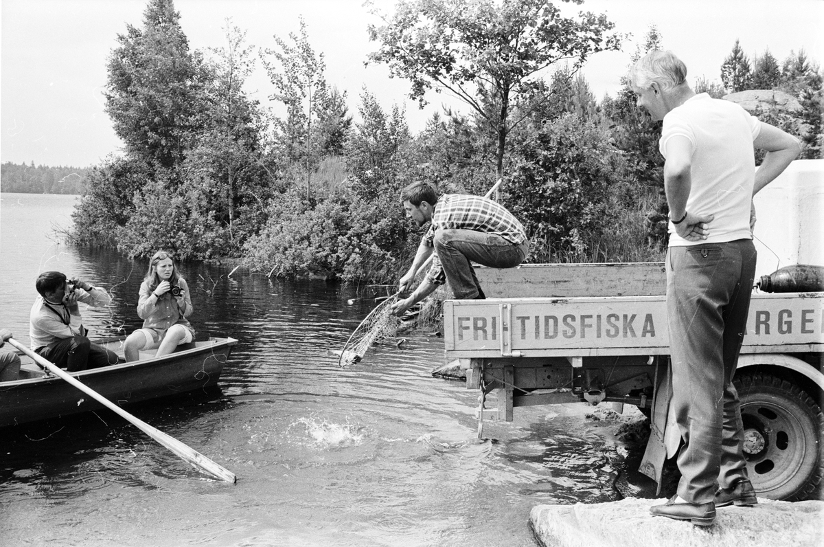 "Hushållningssällskapet i B-län tar över Fyrväpplingen", Bladåkers socken, Uppland, juli 1972