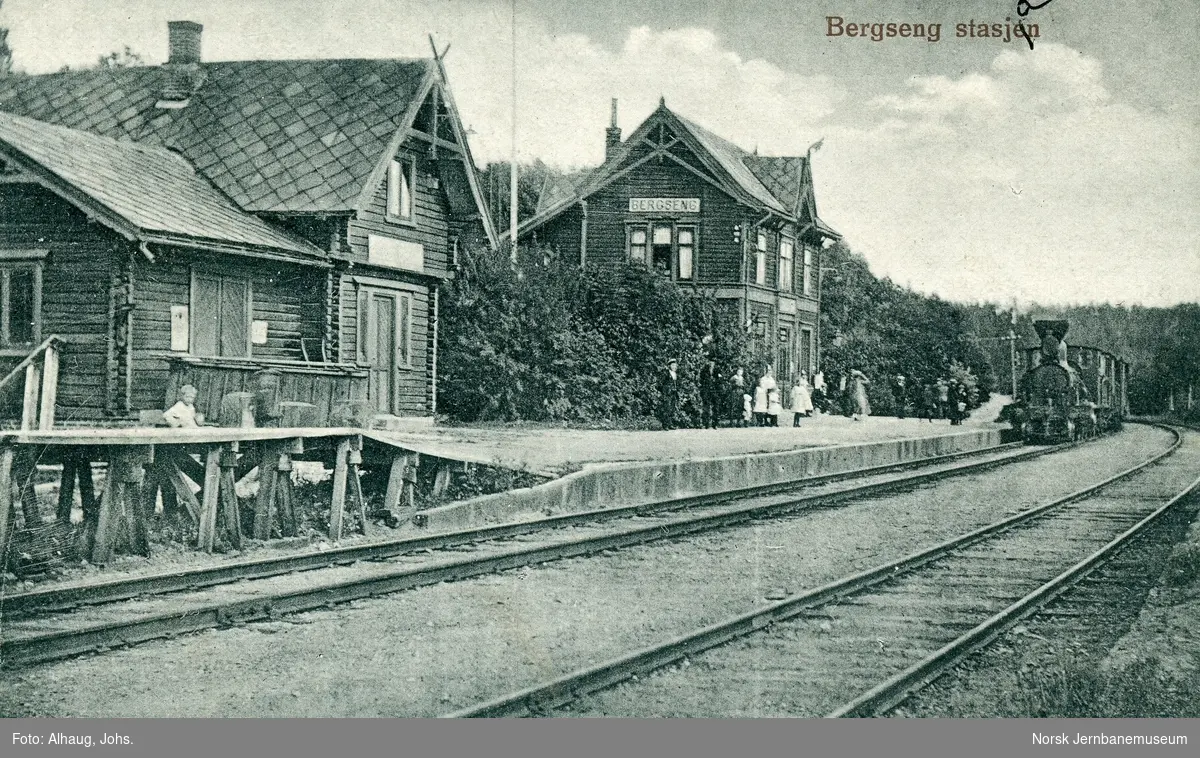 Damplokomotiv type 11 eller 15 med nordgående persontog på Bergseng stasjon