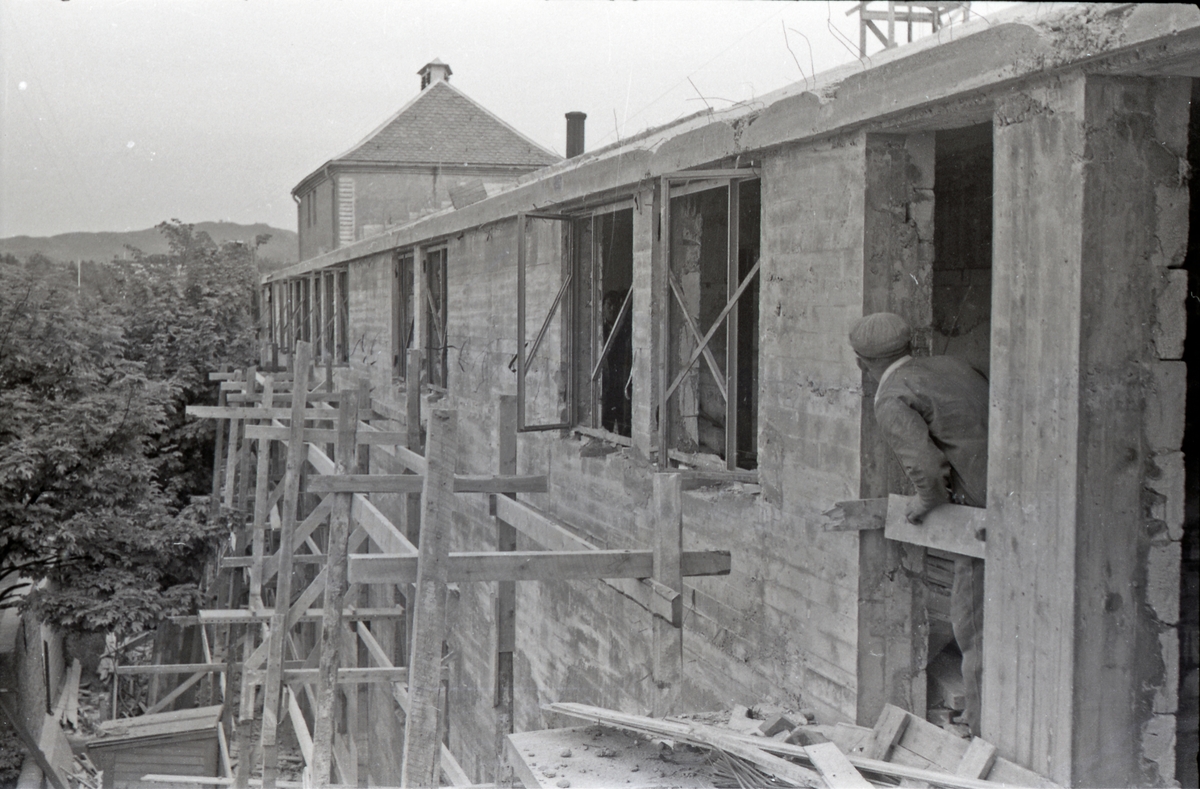 Bygging av Midtbygget på Hauge skole. Sett mot øst, ca. 1955.