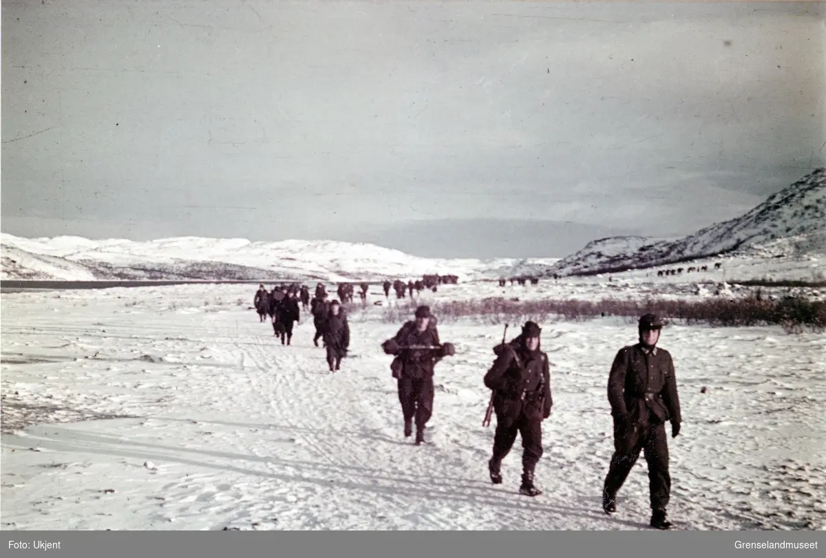 Soldater til fots i åpent landskap. Kan være Sør-Varanger.