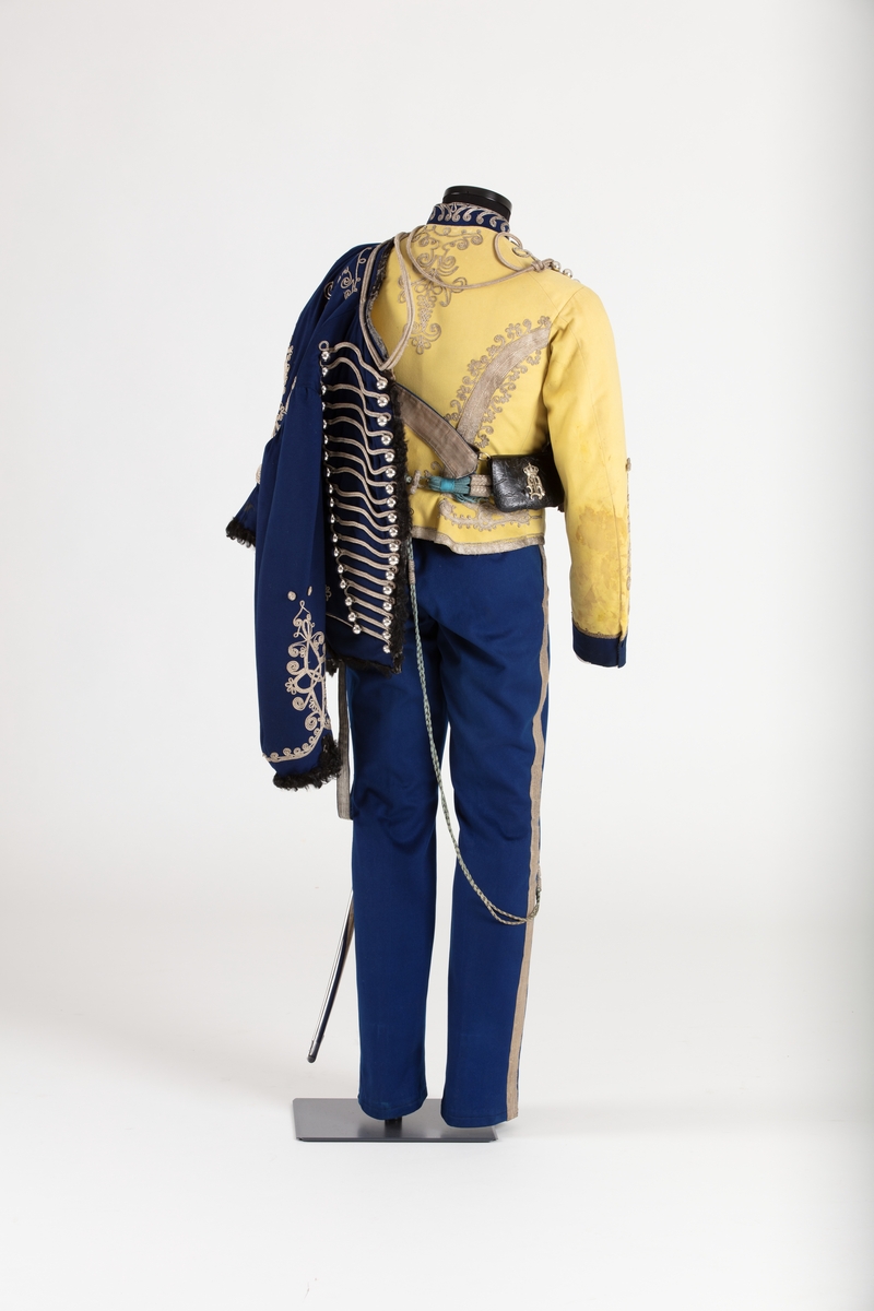 Gul jakke til uniform med dekor av lissebroderi og knapper av sølv.