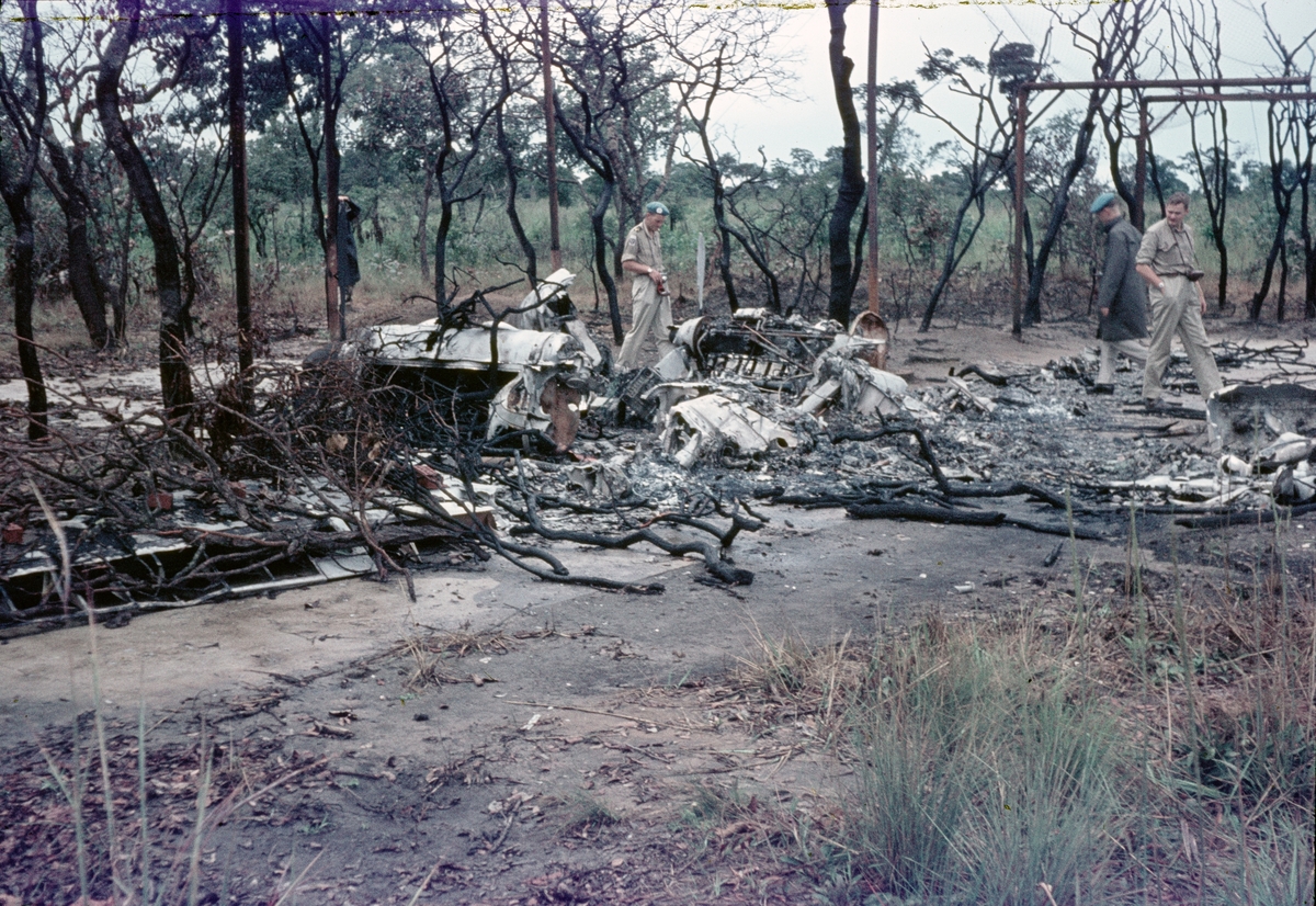 FN-soldater undersöker ett sönderskjutet flygplan de Havilland Dove på flygstationen Kolwezi efter attack under Kongokrisen 1962.