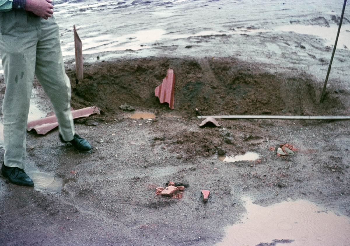 En nedslagsplats för en raket undersöks under Kongokrisen, 1962.