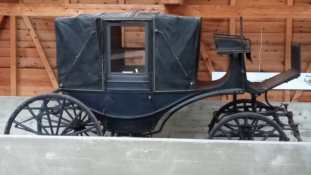 Dette er den eneste kjente Landauer produsert av P. Norseng i følge Bjørn Høie. Antatt gitt til museet fra Børstad gård.