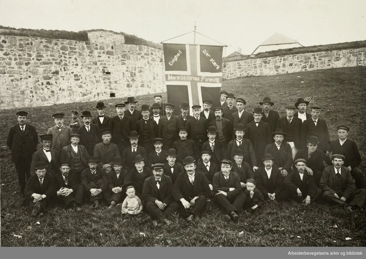 Murarbeidernes Forening i Trondheim under streiken i 1906.