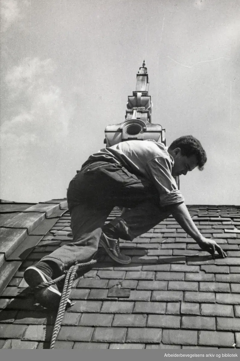 Reparasjonsarbeider på kuppelen av Nationaltheatret, sommeren 1965.