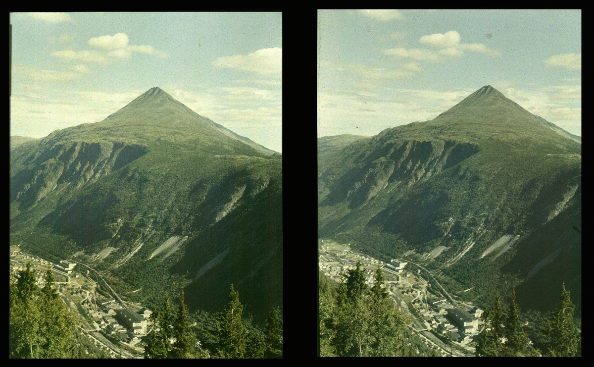 Utsikt til Gaustadtoppen og indsustrielle fabrikkanlegg på Rjukan. Såheim kraftverk til venstre. Tilhører Arkitekt Hans Grendahls samling av stereobilder.