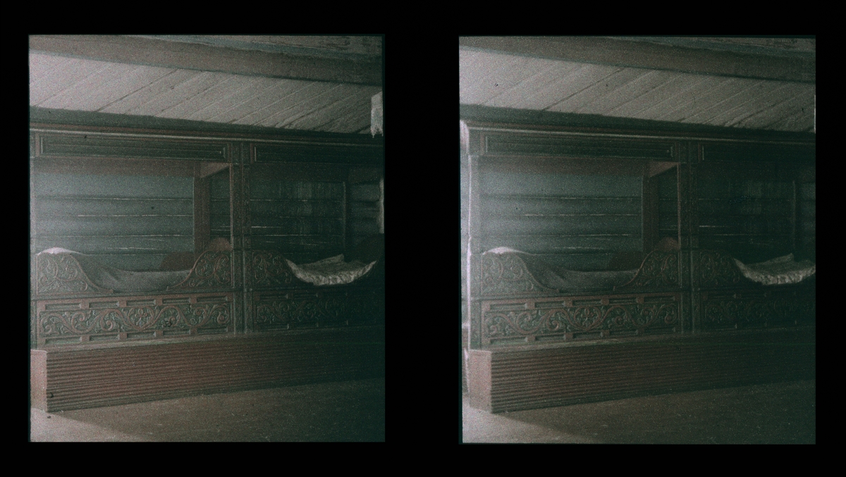 Skoje gård, interiør. Plassbygde senger med rosemaling. Tilhører Arkitekt Hans Grendahls samling av stereobilder.