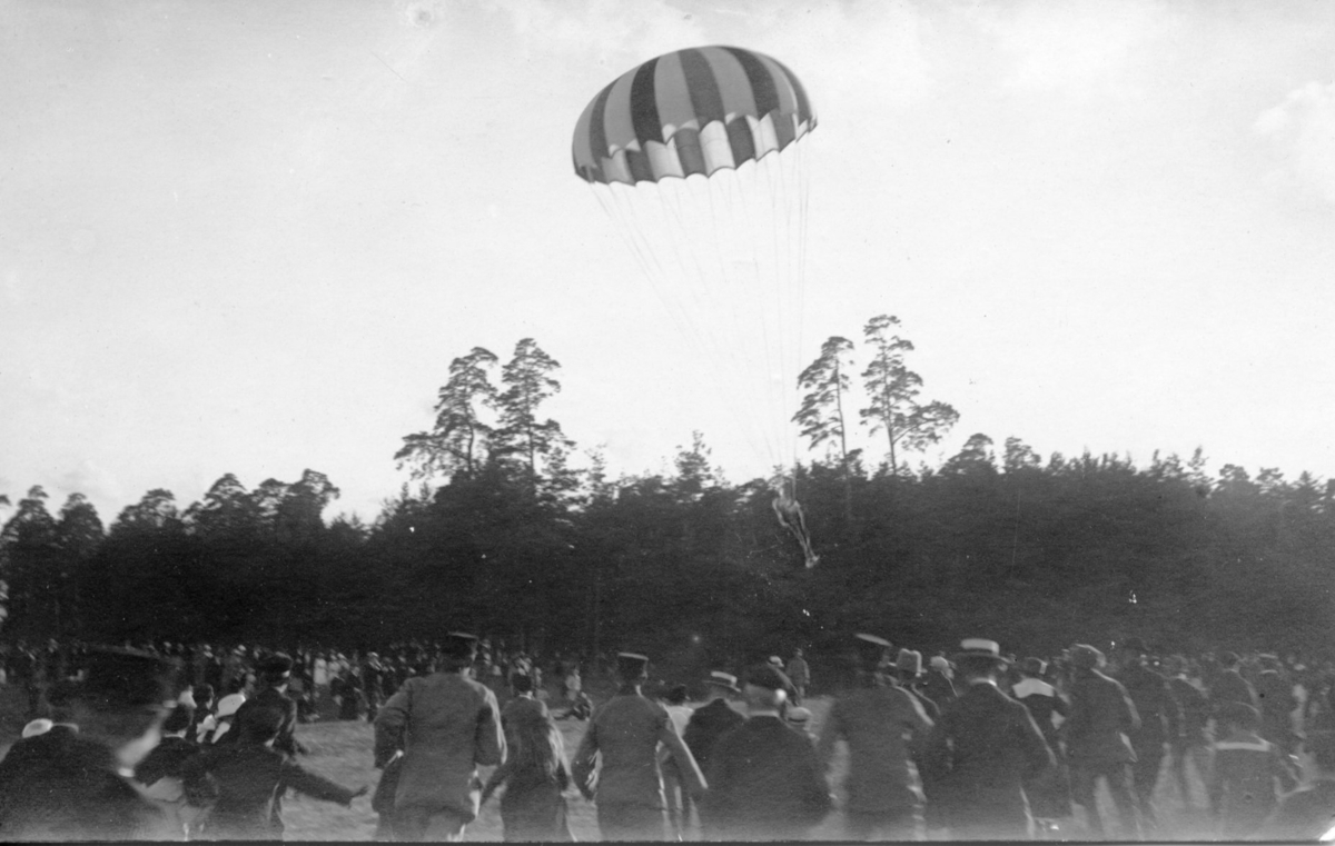 Major Orde Leeds hopp med fallskärm i Jönköping Midsommardagen 1920.