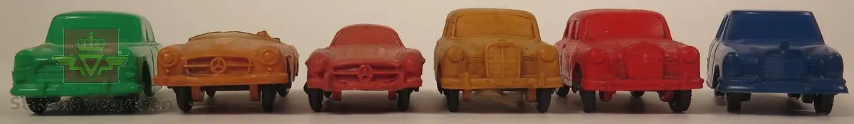 Samling av seks modellbiler. Hovedfargene består av oransje, rød, gul, grønn og blå. Alle bilene er laget av lett bøyelig plast.