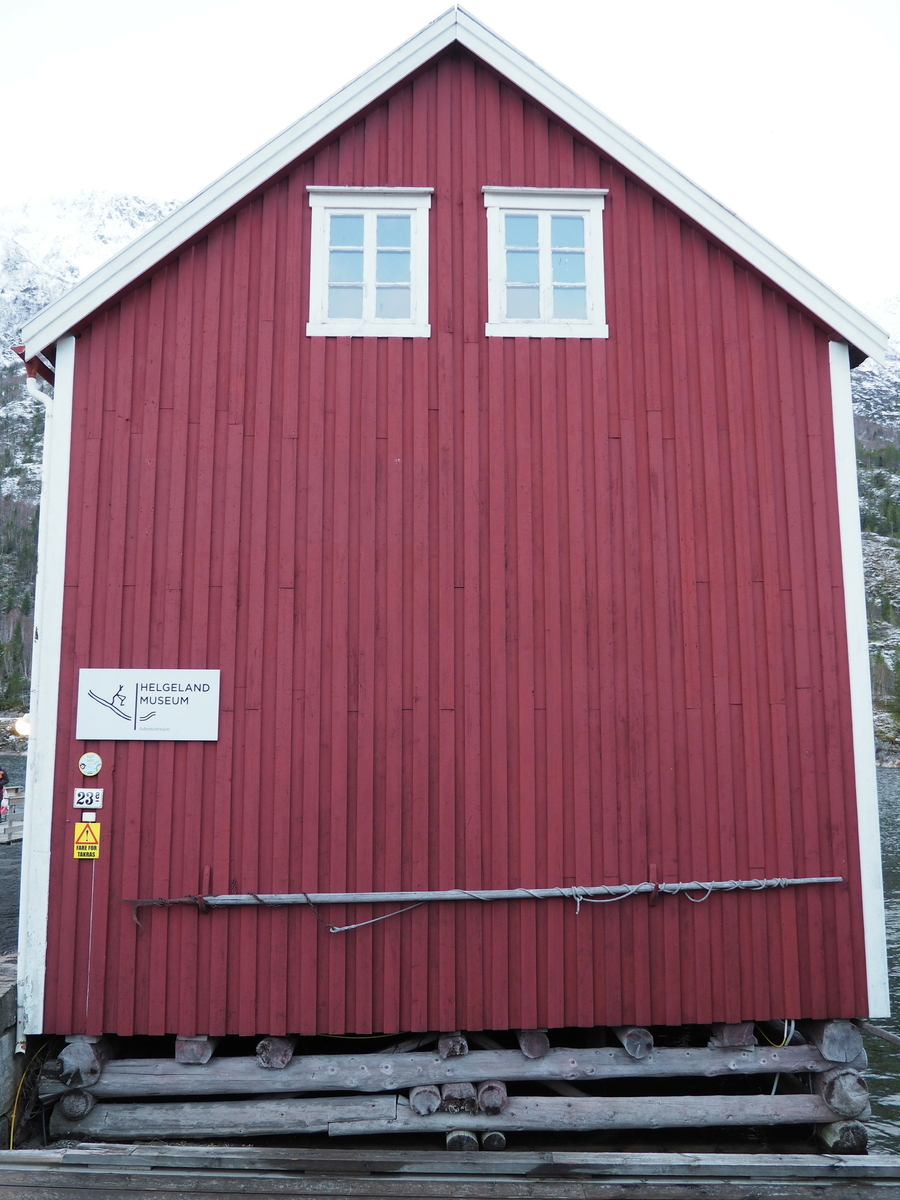 Skog-brygga er en brygge som er del av Sjøgata, Mosjøen. Den er bygd i 1902, bygd om til kontorformål og huser nå administrasjonen i Helgeland Museum.