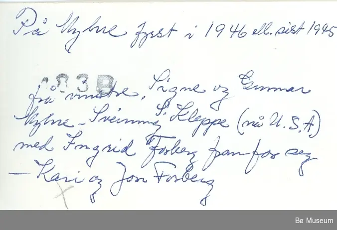 På Myhre sist i 1945 eller først i 1946: F.v. Signe og Gunnar Myhre, Sveinung Sv. Kleppe (no USA) med Ingrid Forberg framfor seg, Kari og Jon Forberg