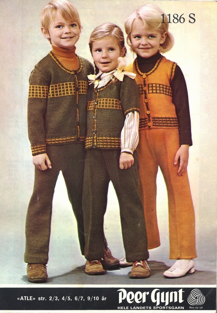 Tre barn i strikkeplagg.
