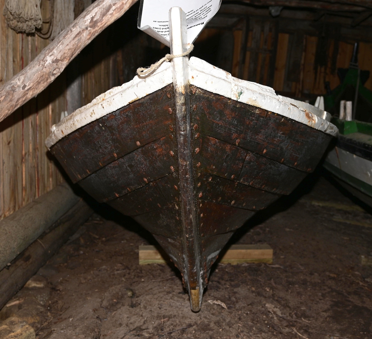 Båten er ei to og ei halv roms spisse, som er klinbygd med 6 bordganger. Den har to årepar.