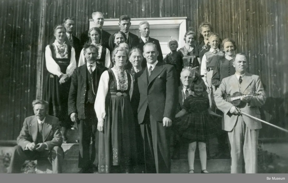 Bryllaupsfolk på Kari og Jon Forbergs bryllup 28.9.1940