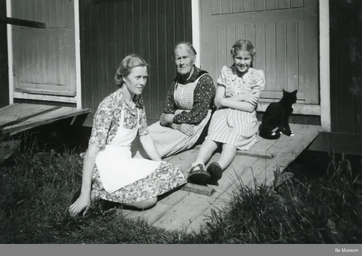 Kari Forberg, faster Anne Nyhus, Ingrid Forberg og Pusemette på Solsett ca. 1953