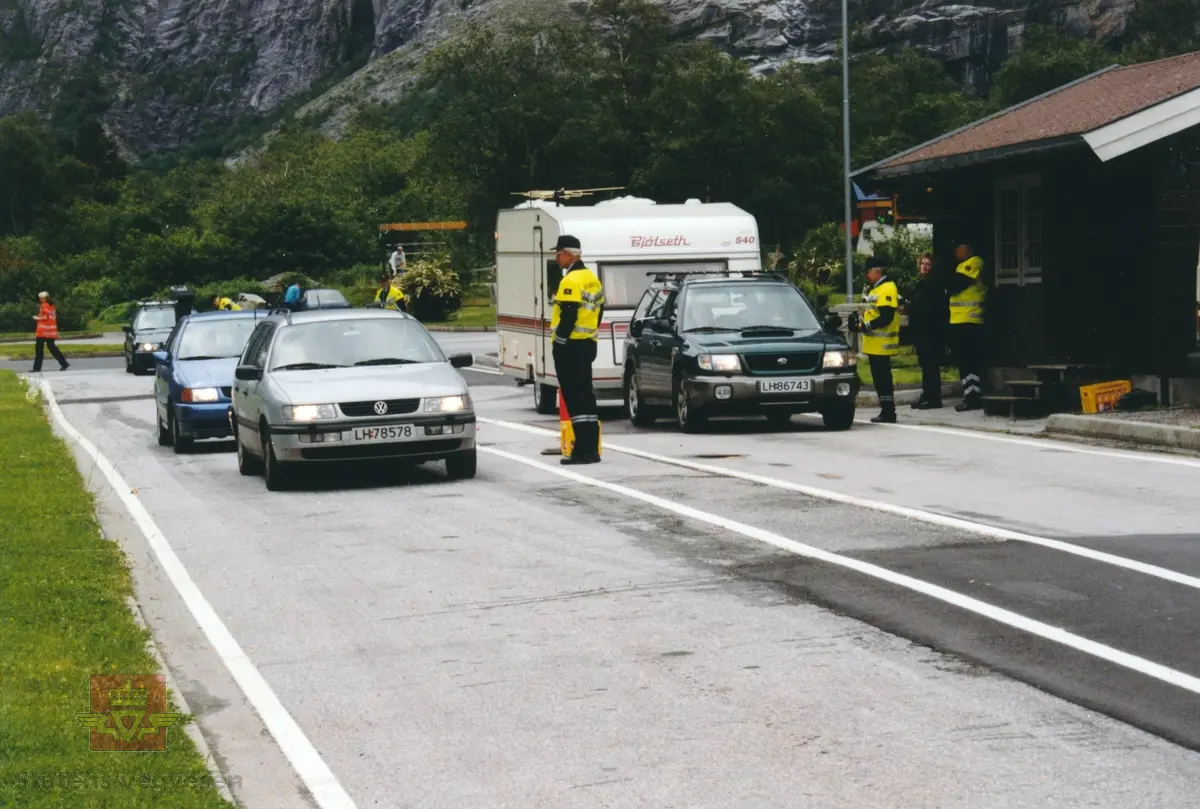  "Raste, ikkje haste", var oppfordringen fra vegvesenets kontrollører til feriebillistene på tur opp eller ned Romsdalen, de to første utfartshelgene i juli 1999. Hovedmålet var å få stoppet bilistene og få de til å ta seg en pause i kjøringen.

Kontrollen gjennomføres ved Statens vegvesen sitt kontrollsted på Europaveg 136 på Horgheim i Romsdalen.