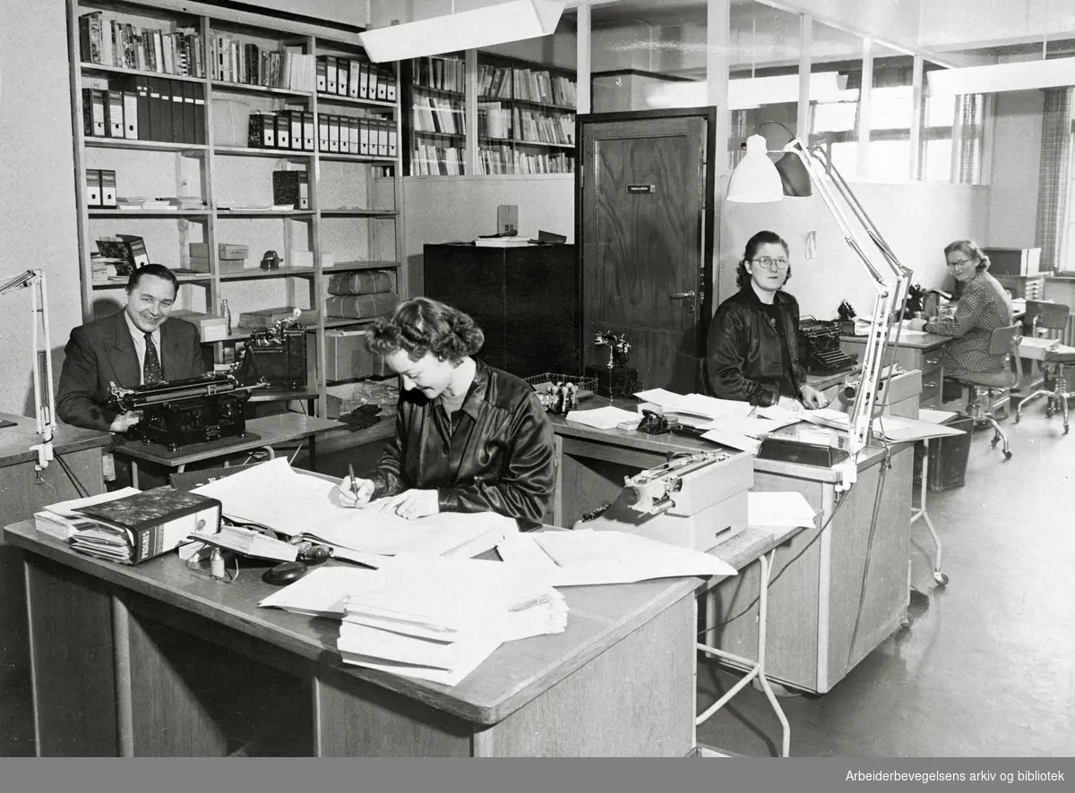 Kontorlandskap anno 1952. Tiden norsk forlag var plaget av plassmangel i de første etterkrigsårene. Fra venstre: Gunnar Gundersen, Bjørg Iversen, Liv Holma og Louise Jackbo.
