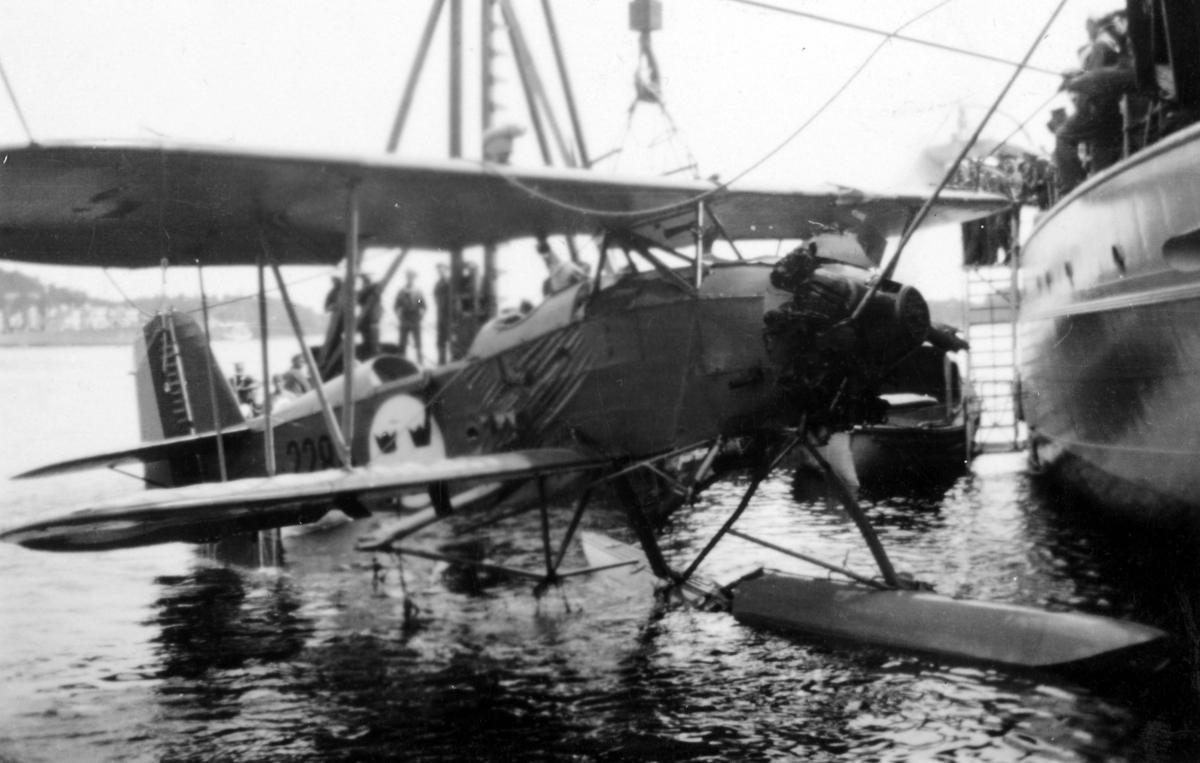 Bärgning av flygplan J 4 Heinkel HD 19 nr 2284 efter totalhaveri i Hårsfjärden den 15 augusti 1932. Flygplanet lyfts upp ur vattnet.