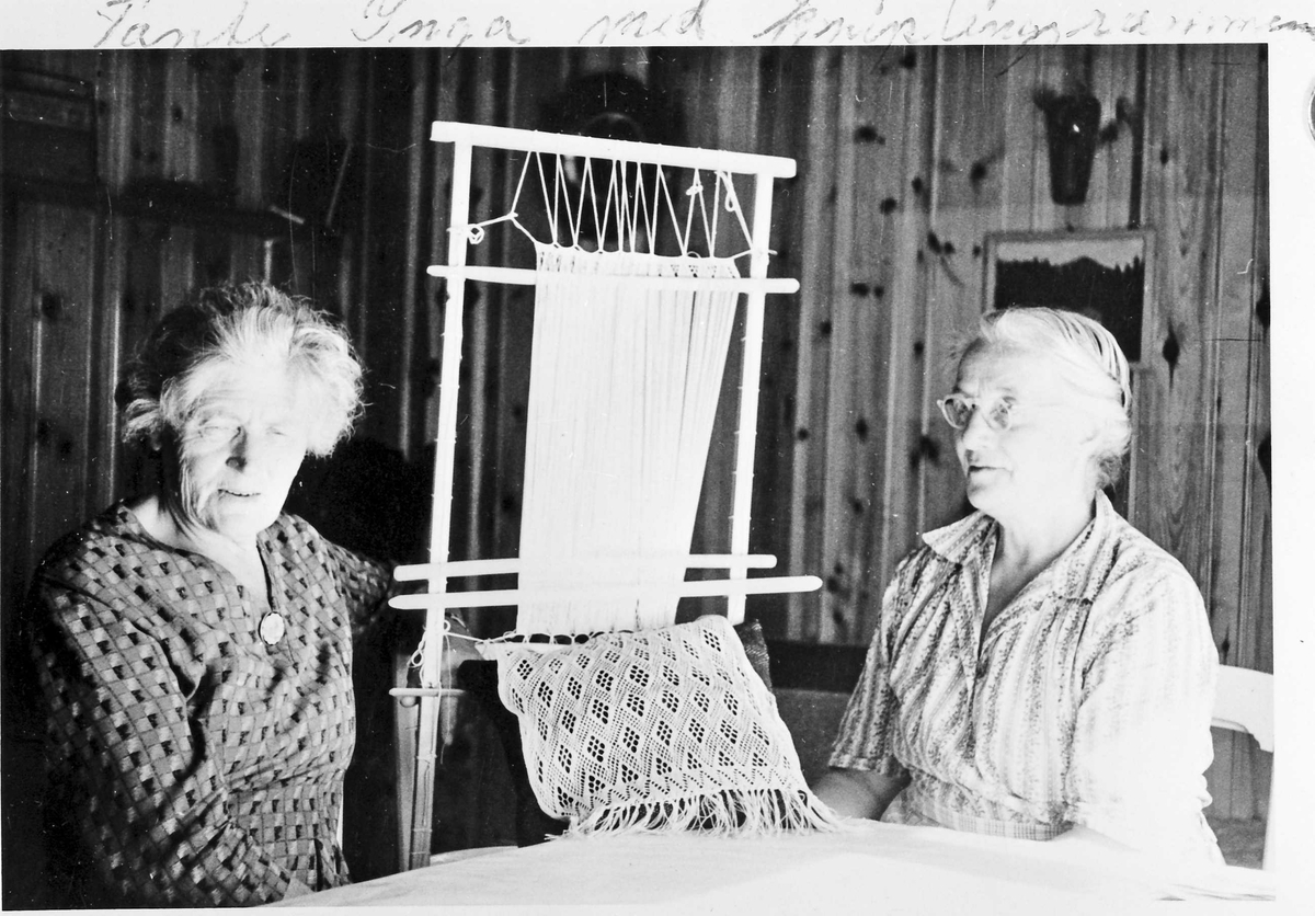 Portrett av to kvinner med håndarbeid mellom seg