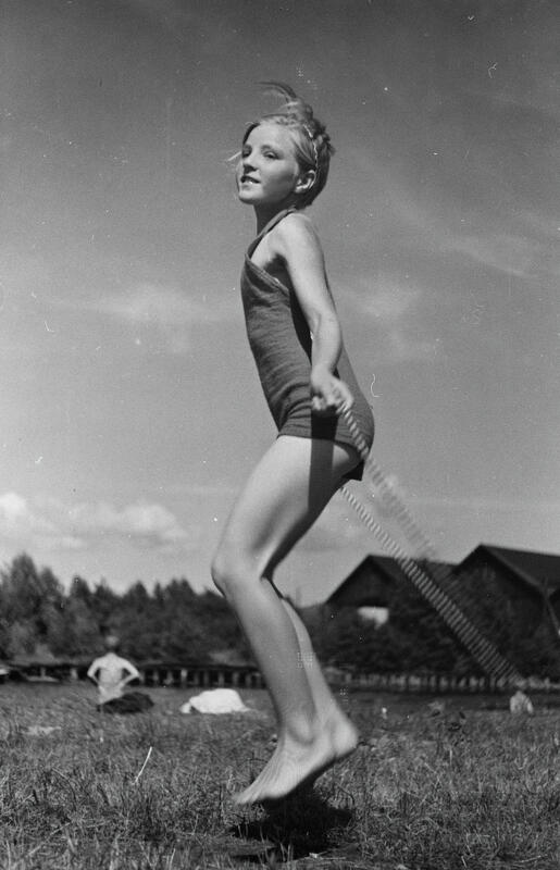 Jente som hopper tau i sommervarmen, 1938. Foto: B. Bjerke/Mjøsmuseet. (Foto/Photo)