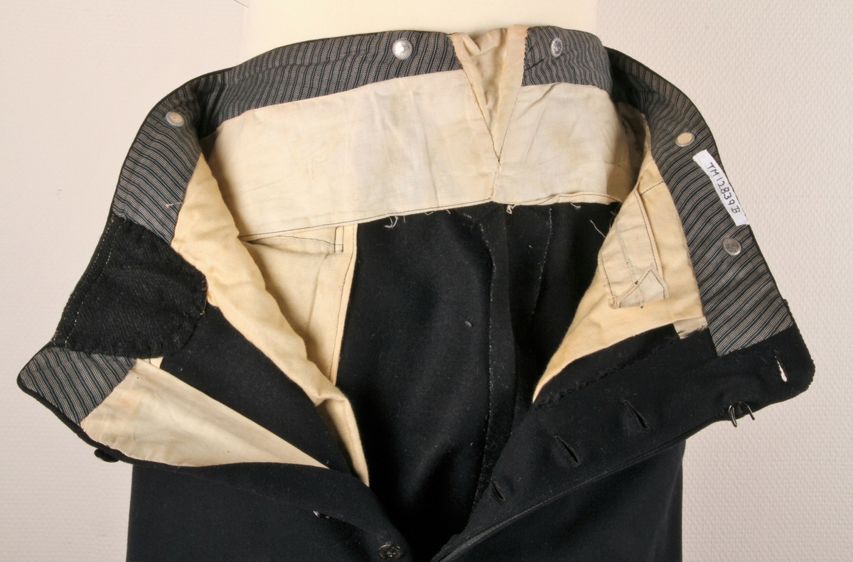A jakke
B bukse, laget i Kristiania
C  lue, laget i Christiansand
D skulderklaffer- epåletter
Knapper er sølvfarget med norske løve, uniformen er svart med røde bånd
størrelse 52