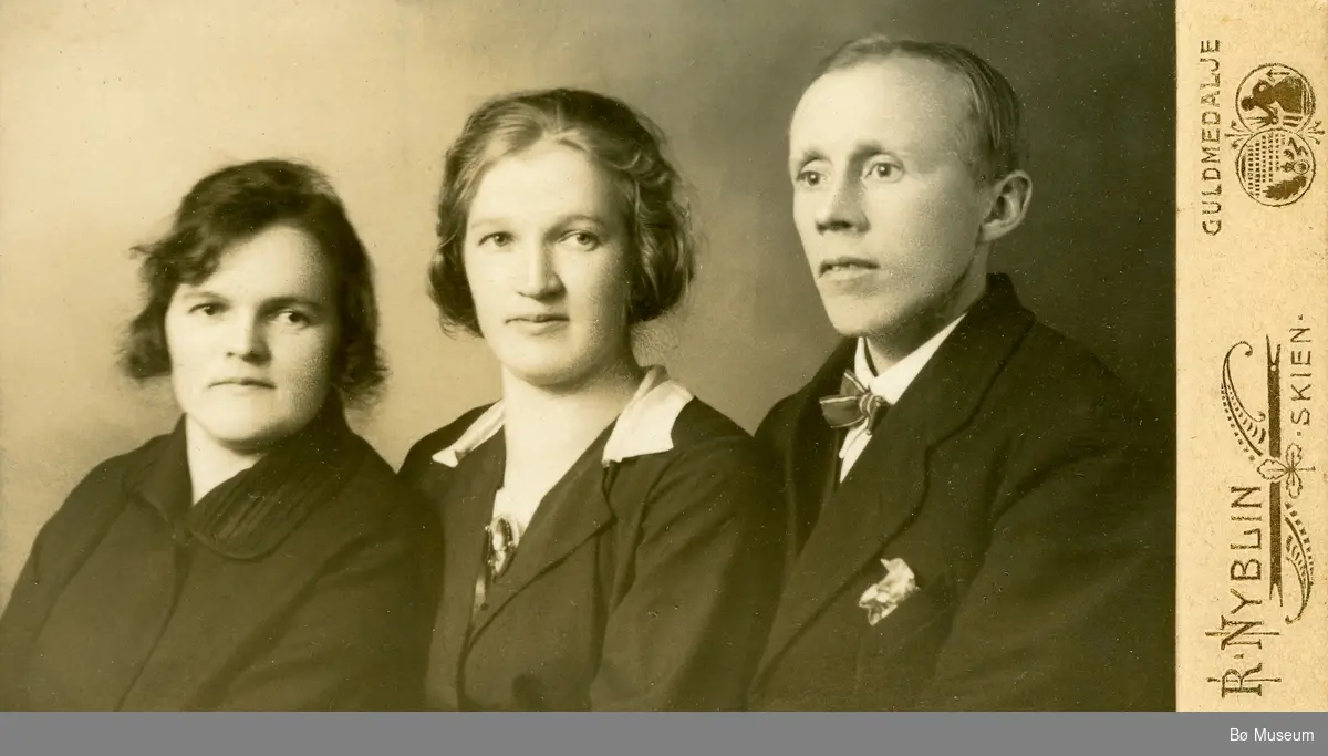 Olav O. Vreim med sin forlovede Anne Brekke og systera hennar, Gunhild Brekke